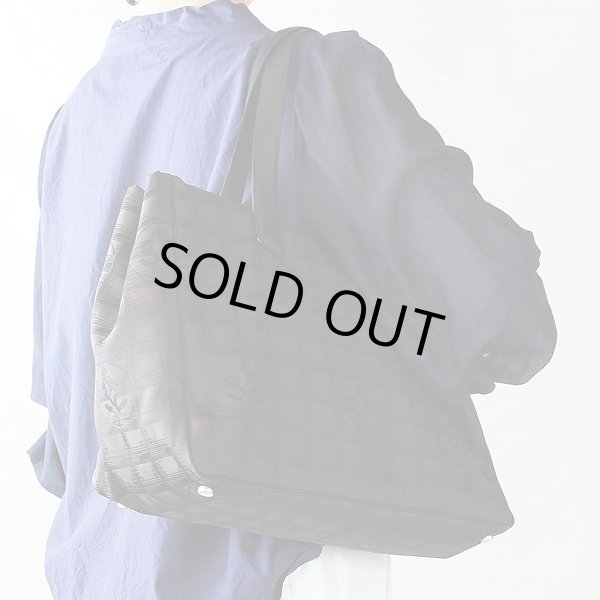 シャネル　ニュートラベルライントートMM　A15991　マロン　持っているイメージ