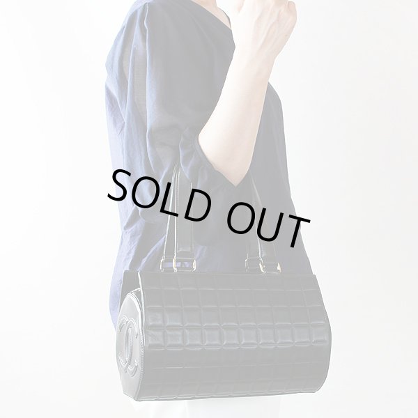 シャネル　チョコバーミニボストンバッグ　黒　持ったイメージ