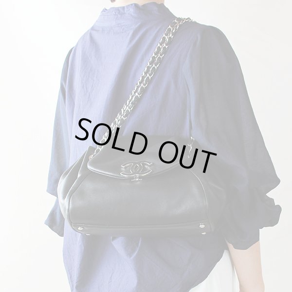 シャネル　ショルダーバッグ　黒　SIV金具　掛けたイメージ