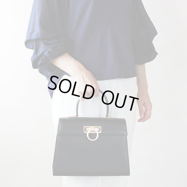 フェラガモ　ガンチーニ２WAYバッグ　2181　黒　GP金具　持ったイメージ