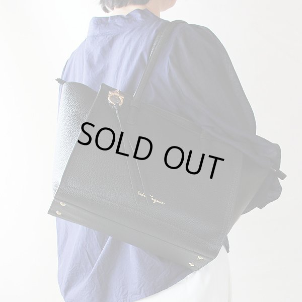 サルバトーレフェラガモ　トートバッグ　E21F216　612619　黒　GP金具　持ったイメージ