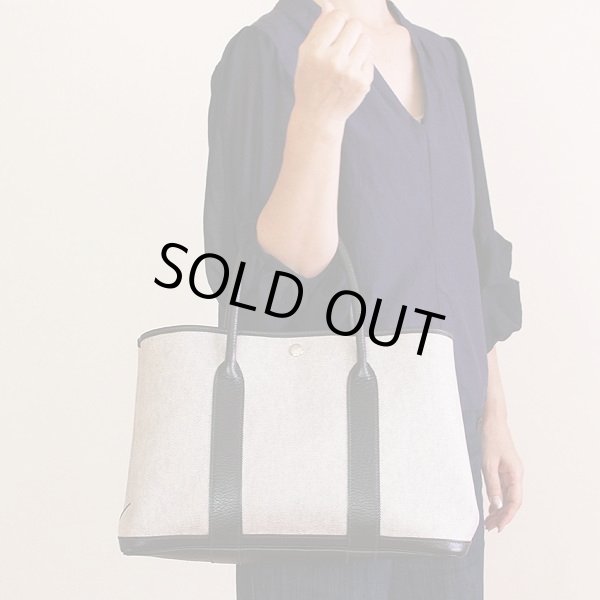 エルメス　ガーデンパーティPM　グレー・黒　持ったイメージ