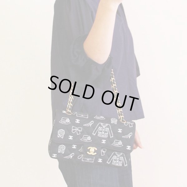 シャネル　マトラッセアイコンプリントショルダーバック　GP金具　黒　持ったイメージ