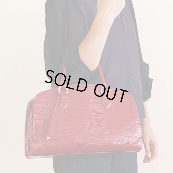 ルイヴィトン　ポンヌフＰＭ　M5907E FL3160　カーマイン　持ったイメージ