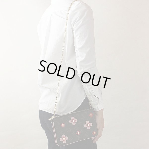 ルイ・ヴィトン　ポシェット・ドゥーブルジップ　M63905 GI0159　ブルーミング　フラワーコレクション　掛けたイメージ