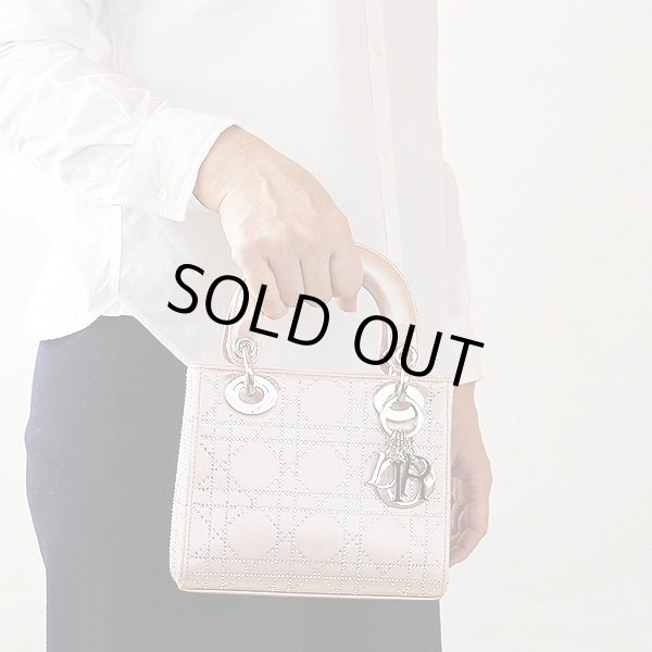 クリスチャンディオール　ハンドバック　(ピンク・ラインストーン)　持ったイメージ