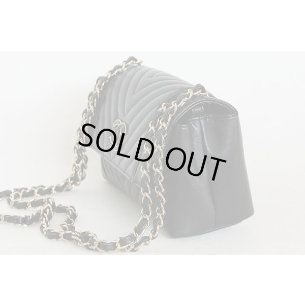 シャネル　ショルダーバック　シェブロン　（ブラック）　サイド