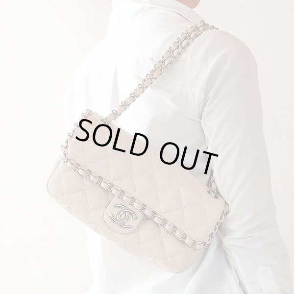 シャネル　ショルダーバック　（ピンクベージュ）　掛けたイメージ