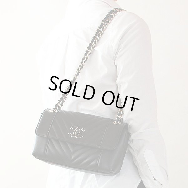 シャネル　ショルダーバック　シェブロン　（ブラック）　掛けたイメージ