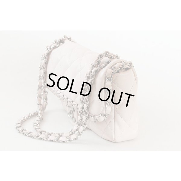 シャネル　ショルダーバック　（ピンクベージュ）　サイド