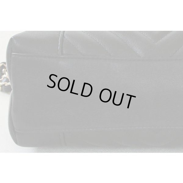 シャネル　ショルダーバック　シェブロン　（ブラック）　底拡大