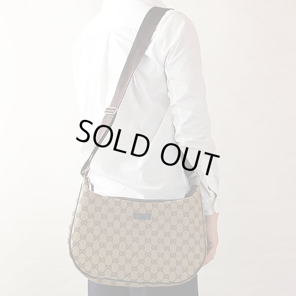 グッチ　GGキャンバス ショルダーバック　122790 001998 ベージュ／ブラウン　掛けたイメージ