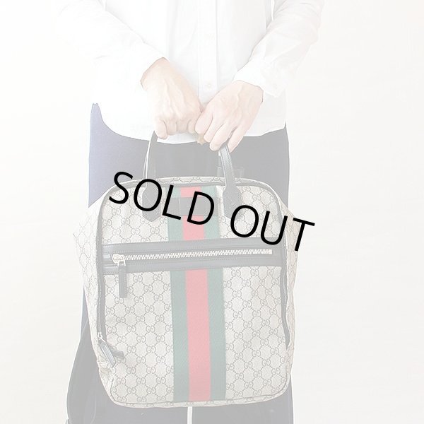 グッチ　バックパック 495558 001998　ベージュ／エボニー　持ったイメージ