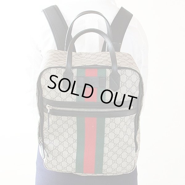 グッチ　バックパック 495558 001998　ベージュ／エボニー　背負ったイメージ