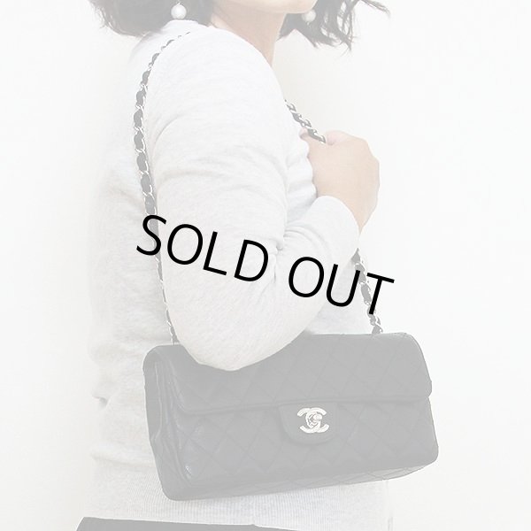 シャネル　チェーンショルダーバック ブラック／SIV金具　掛けたイメージ