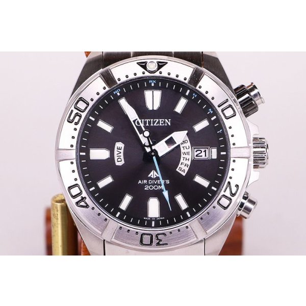 シチズン　エアダイバー２００　ＰＤＭ５６－３０８１　黒文字盤　表面