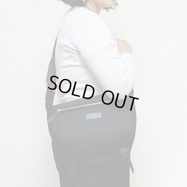 グッチ　ショルダーバック 353409 493492 ブラック／SIV金具　掛けたイメージ