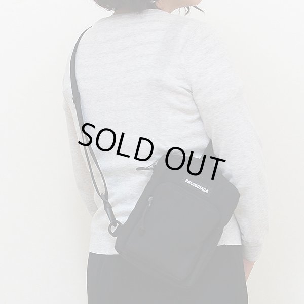 バレンシアガ　エクスプローラー クロスボディバック 5936519TY45 1000 ブラック　掛けたイメージ