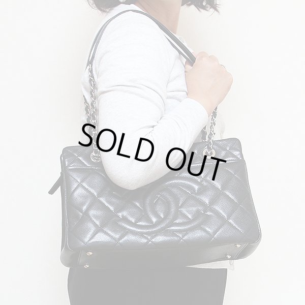 シャネル　チェーンショルダーバック ブラック／SIV金具　持ったイメージ