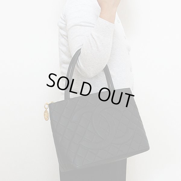 シャネル　復刻トートバック ブラック／ゴールド金具　持ったイメージ