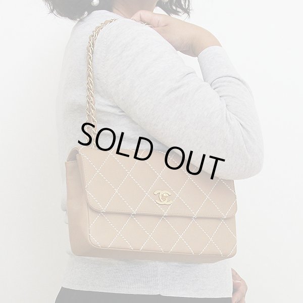 シャネル　ワイルドステッチ　チェーンショルダーバック　ベージュ／ゴー ルド金具　持ったイメージ