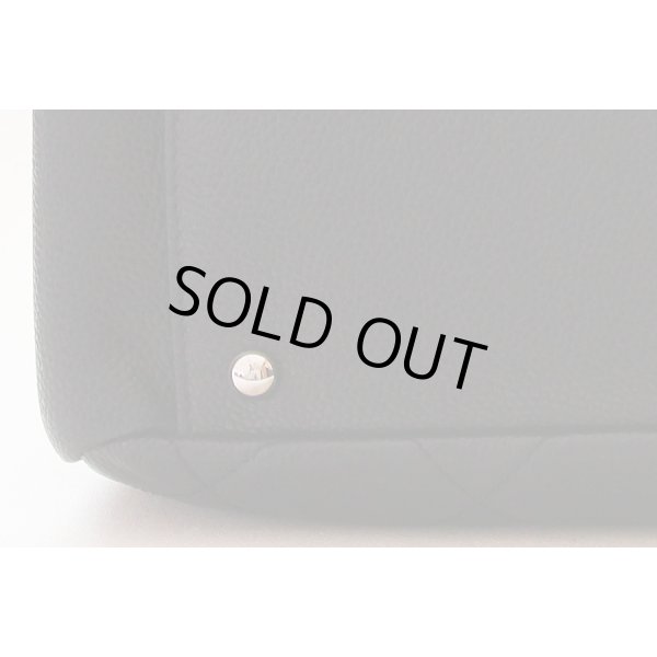 シャネル　チェーンショルダーバック ブラック／SIV金具　底拡大