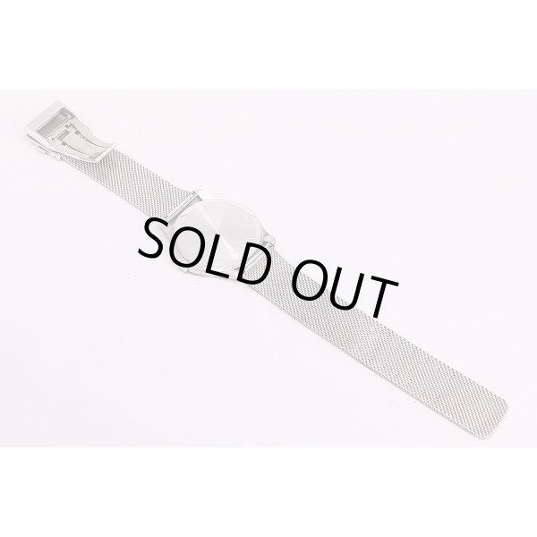 グッチ　タイムレス　ＹＡ１２６．３　黒文字盤　メッシュベルト状態　裏面