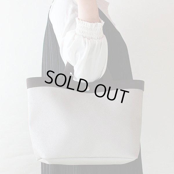 エルベシャプリエ　リュクススクエアトートM 704GP マスティック／モカ　持ったイメージ