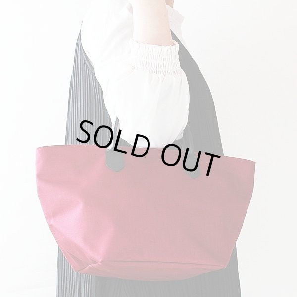 エルベシャプリエ　レザーハンドル舟型トートM 1407C グルナディン　持ったイメージ