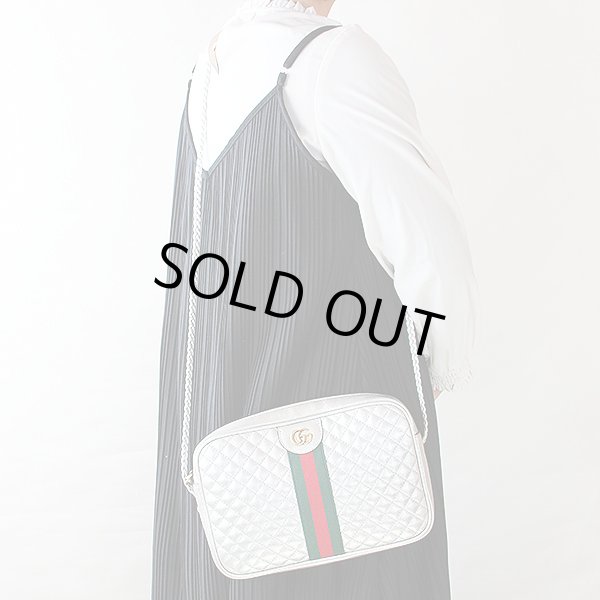 グッチ　GGマーモント シェリーライン ショルダーバック 541051 493075 シルバー　掛けたイメージ