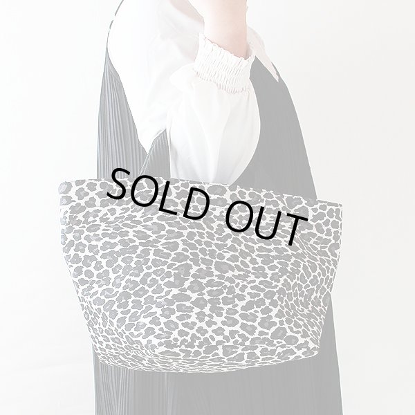 エルベシャプリエ　ナイロン舟型トートM 1027F パンサーブラン　持ったイメージ