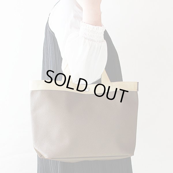 エルベシャプリエ　リュクススクエアトートM 704GP トープ／ゴールド　持ったイメージ