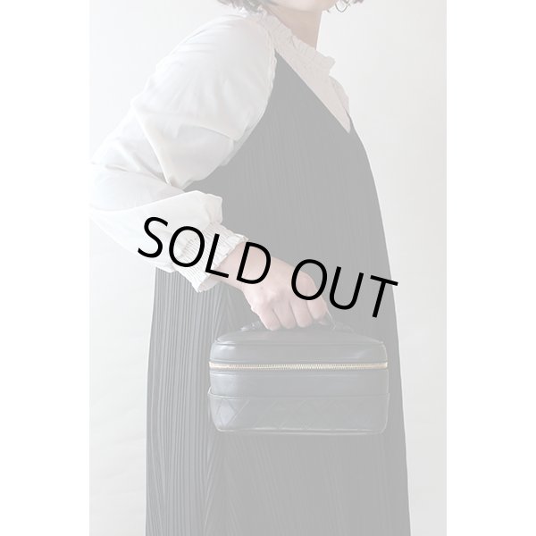 シャネル　ビコローレ バニティバック 横型 ブラック　持ったイメージ