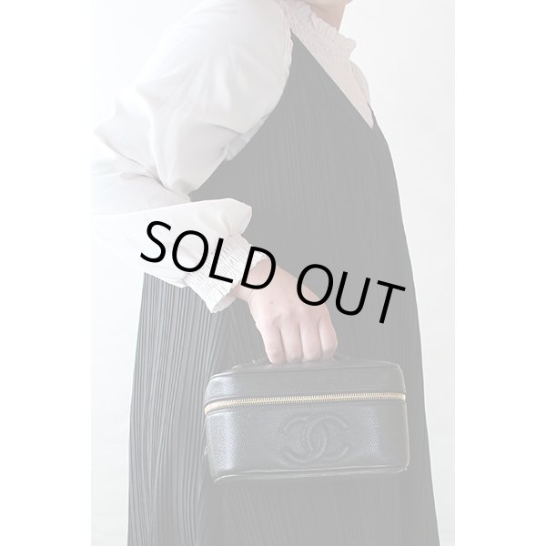 シャネル　バニティバック 横型 A01997 ブラック　持ったイメージ