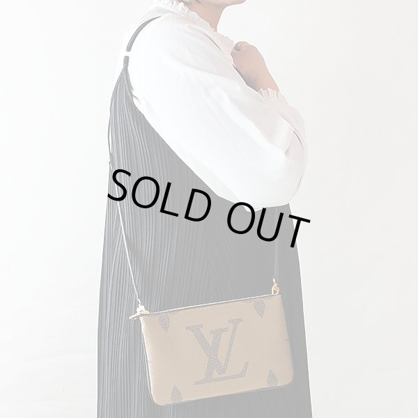 ルイ・ヴィトン　ポシェット・ドゥーブル　ジップ　M69203　掛けたイメージ