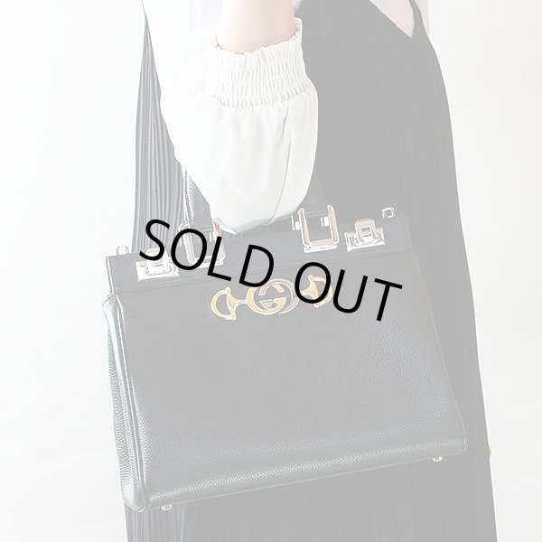 グッチ　スモール　トップハンドルバック　569712 498879　ブラック　持ったイメージ