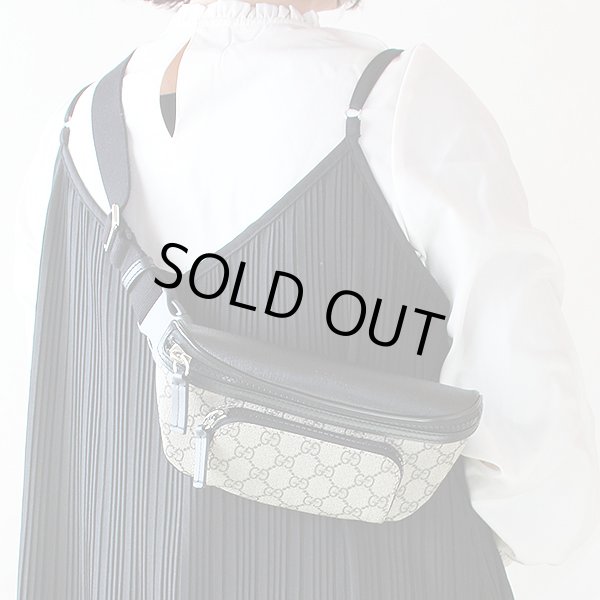 グッチ　【オンライン限定】　ベルトバック　450946 486623　ベージュ／ブラック　掛けたイメージ