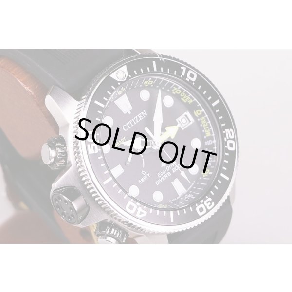 シチズン　ダイバー２００ｍデプスメーター　ＢＮ２０３６－Ｊ４Ｅ　黒文字盤　サイド拡大