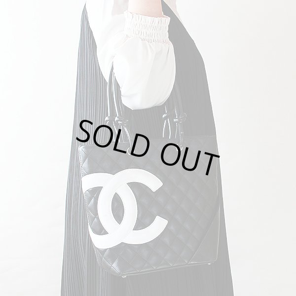 シャネル　カンボンライン ミディアムトートバック ブラック／ホワイト　持ったイメージ