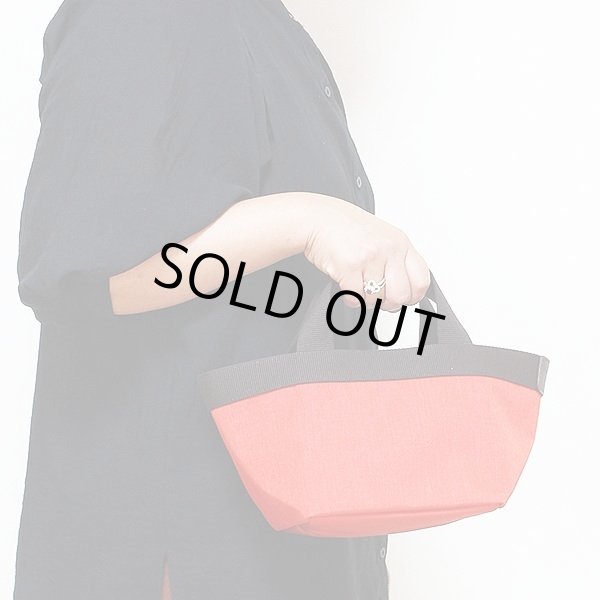 エルベシャプリエ　コーデュラ舟型トートS 701C サンギーヌ／モカ　持ったイメージ