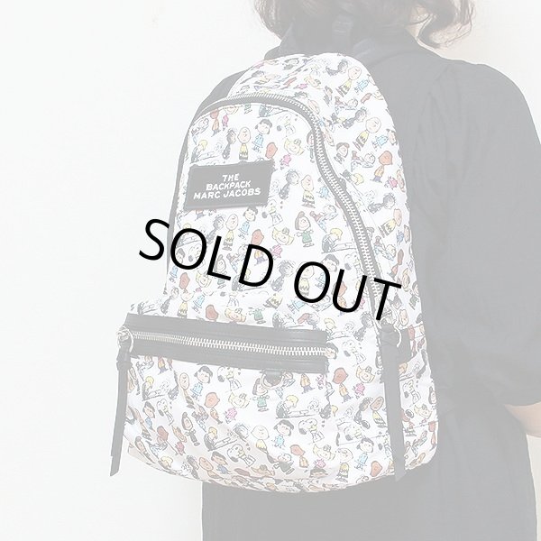 マークジェイコブス　ラージ バックパック M0016562 ホワイト／スヌーピー 　掛けたイメージ