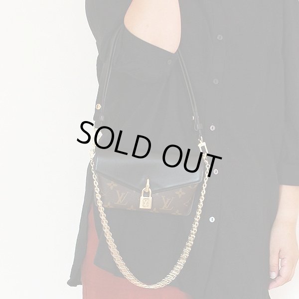 ルイ・ヴィトン　パドロック・オンストラップ M80559 ノワール　持ったイメージ