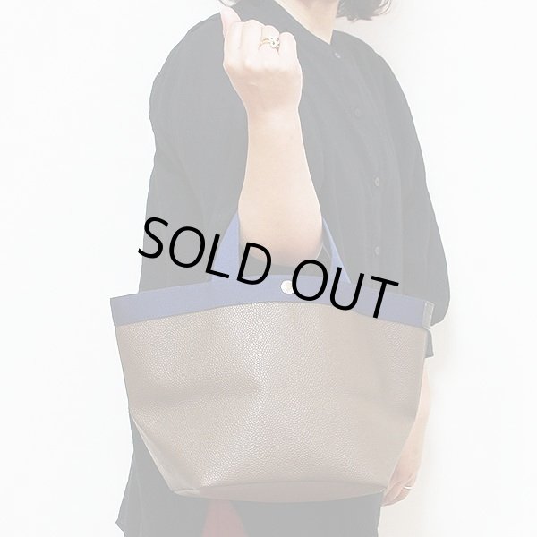 エルベシャプリエ　リュクス舟型トートＭ 707GP トープ／ネイビー 　持ったイメージ