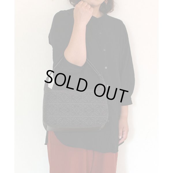 ロエベ　アナグラム　キュービィバック　A906K68X04 ブラック　掛けたイメージ