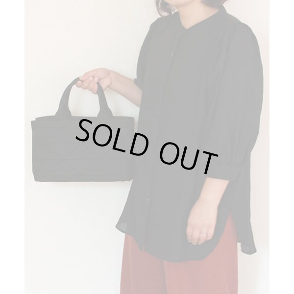 プラダ　カナパ　2WAYショルダーバック　TRIANGLE 1BG439 ブラック　持ったイメージ