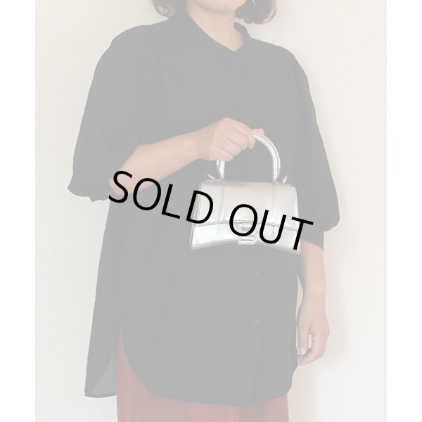 バレンシアガ　アワーグラスXS　トップハンドルバッグ　592833 メタリックシルバー　持ったイメージ