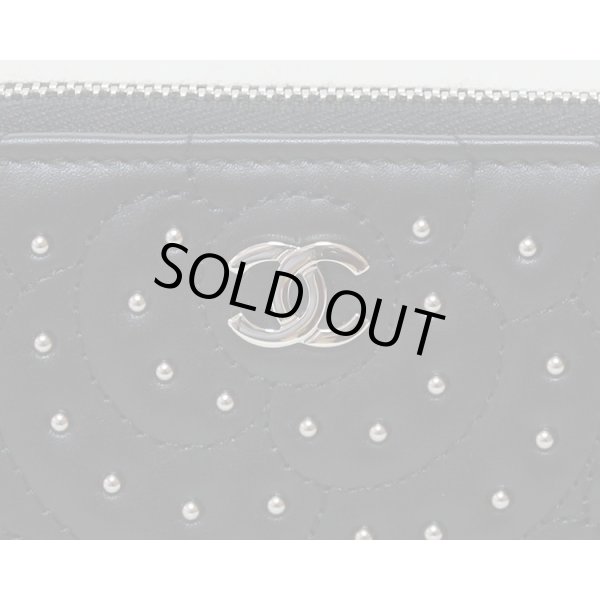 シャネル　カメリア スタッズ ココマーク コインケース A82551 ブラック　拡大