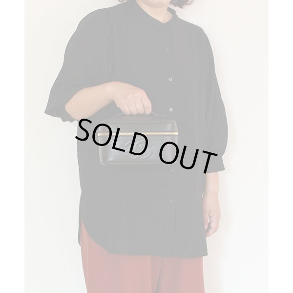 シャネル　バニティバック 横型 A01997 ブラック　持ったイメージ