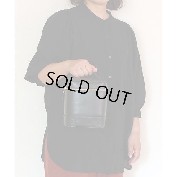 シャネル　ビコローレ バニティバック 縦型 ブラック　持ったイメージ