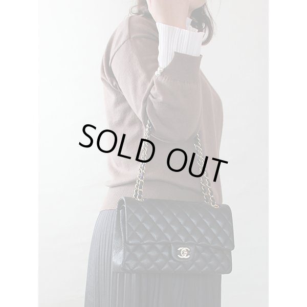 シャネル　マトラッセ Wチェーンショルダーバック ネイビー／ゴールド金具　持ったイメージ